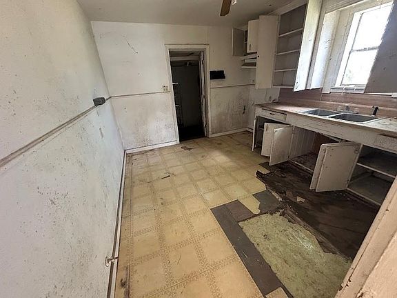 3rd image of 407 E 2nd St