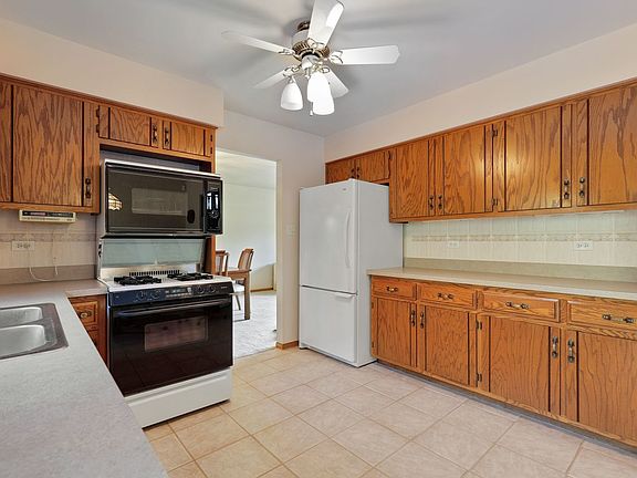 5th image of 10854 Chaucer Dr