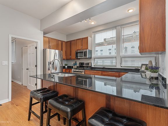 4th image of 958 N Wood St #958