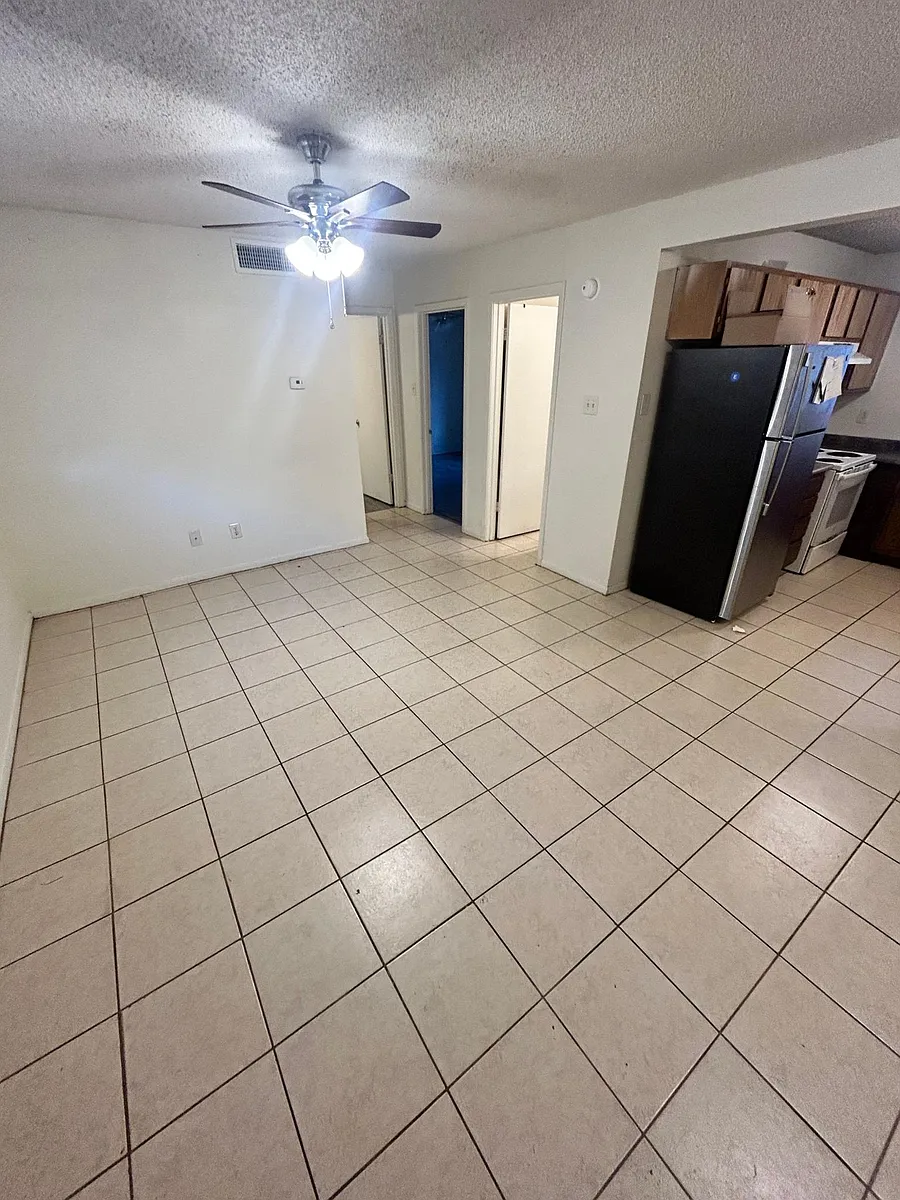 Building Photo - 2000 Longmire Ct #12