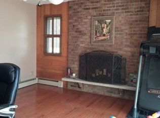 876 Village Quarter Rd, Dundee, IL 60118