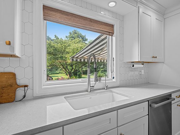 5th image of 39W831 Hoeweed Ln