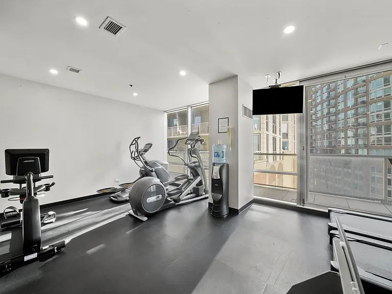 653 N Kingsbury St #1207 — Photo 29