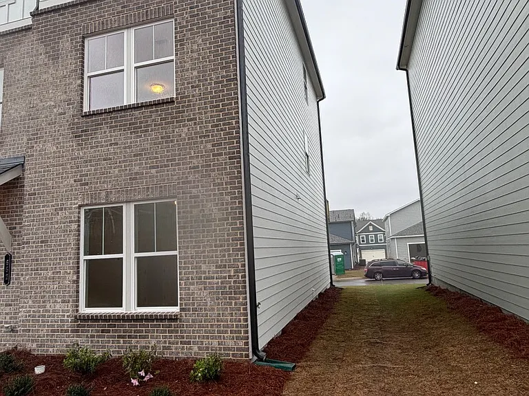 652 Devon Aly — Photo 4