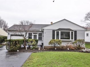 35 Meadowcroft Rd, Rochester, NY 14609