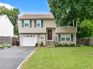 560 Monmouth Ave, Belford, NJ 07718