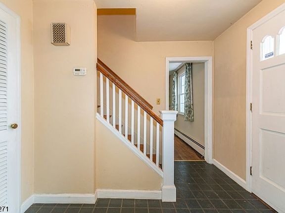 4th image of 567 Windsor Rd