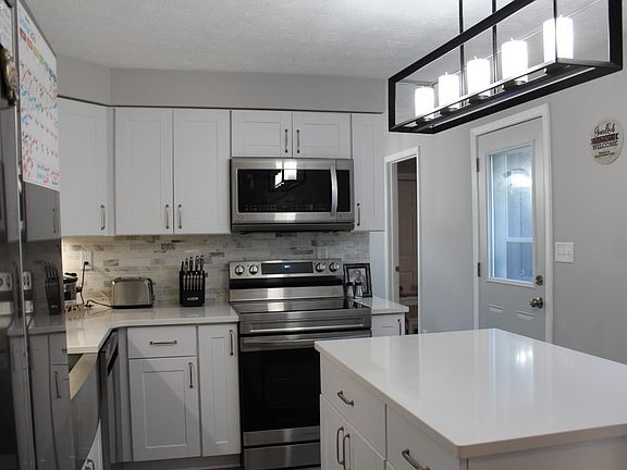 2nd image of 5001 Woodview Dr