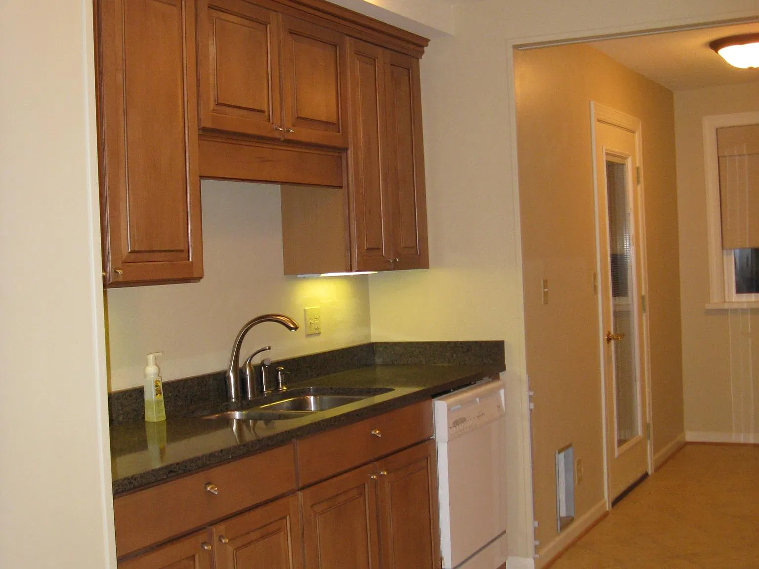 2 bed, 1.5 bath, 1400 sqft, $1,800 — Photo 3