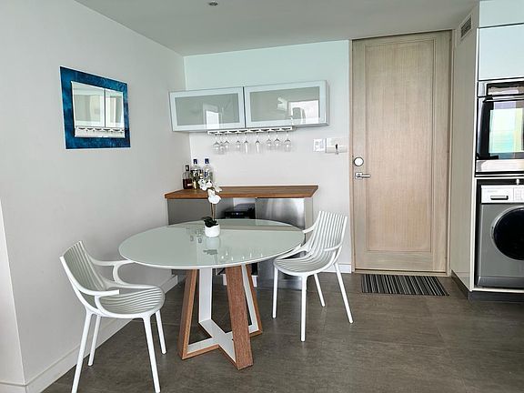 Dining / Bar Area