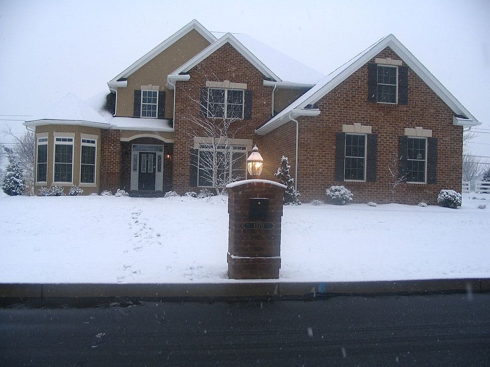 2nd image of 1370 Armitage Way