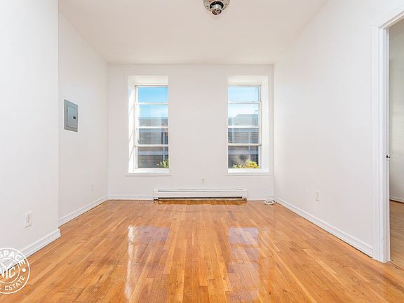 3rd image of 99 Vernon Ave APT 2