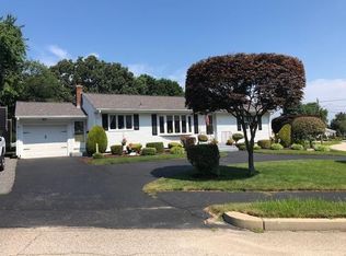 70 Woodview Dr, Cranston, RI 02920
