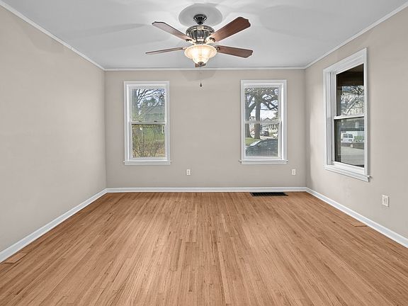 3rd image of 402 E Pleasant St