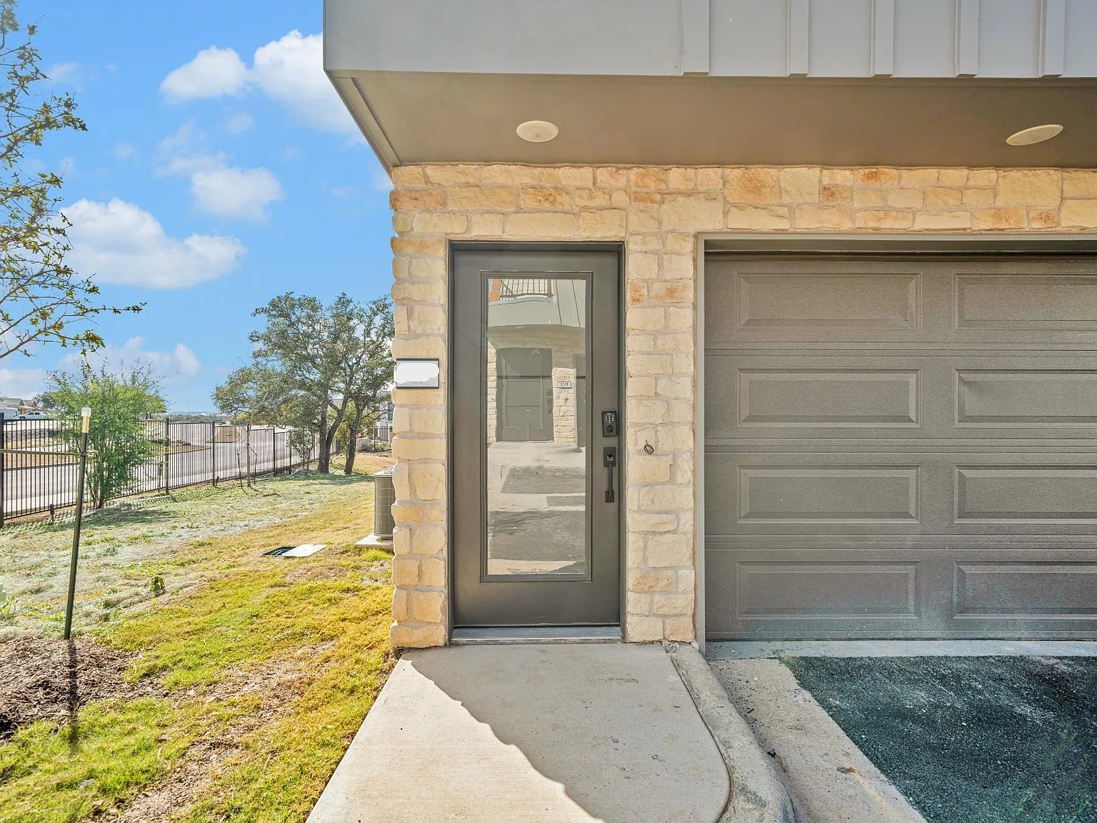 1 bed, 1.0 bath, 871 sqft, $1,592 — Photo 1