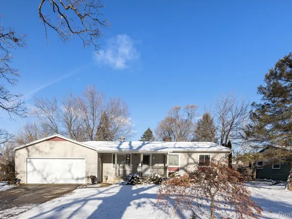 7153 Bennett Lake Rd, Fenton, MI 48430