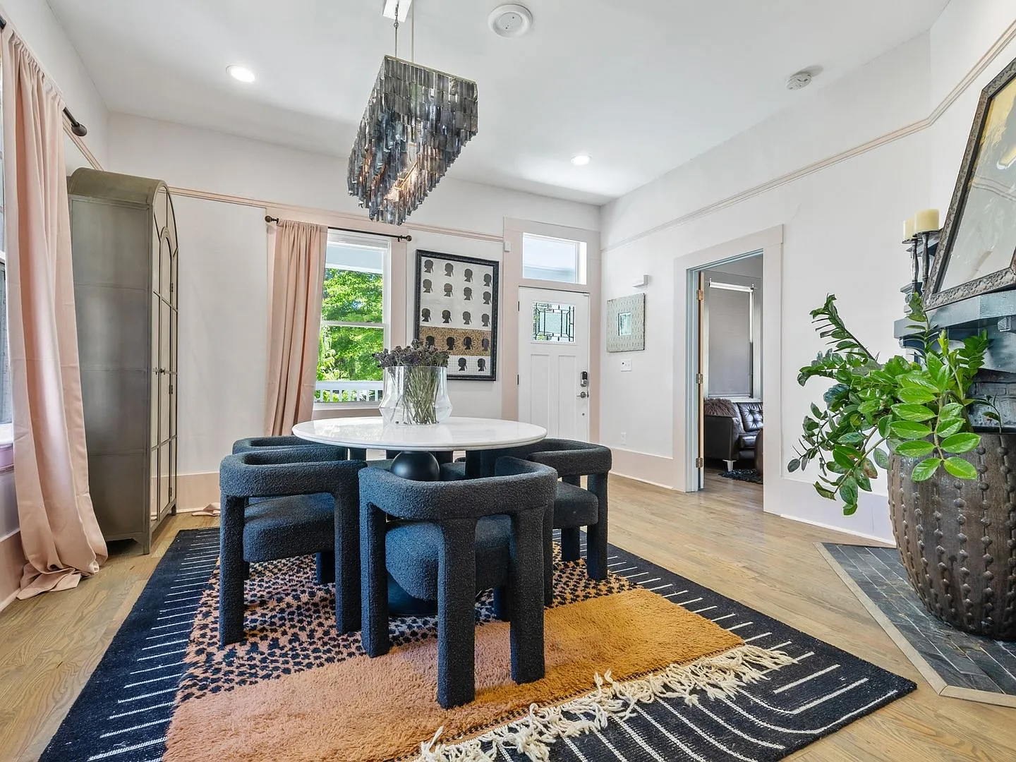 Newly renovated & furnished 3 BR in West End — Photo 4