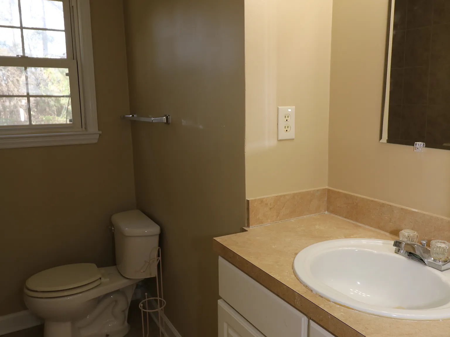 3 bed, 1.5 bath, 1368 sqft, $1,700 — Photo 4