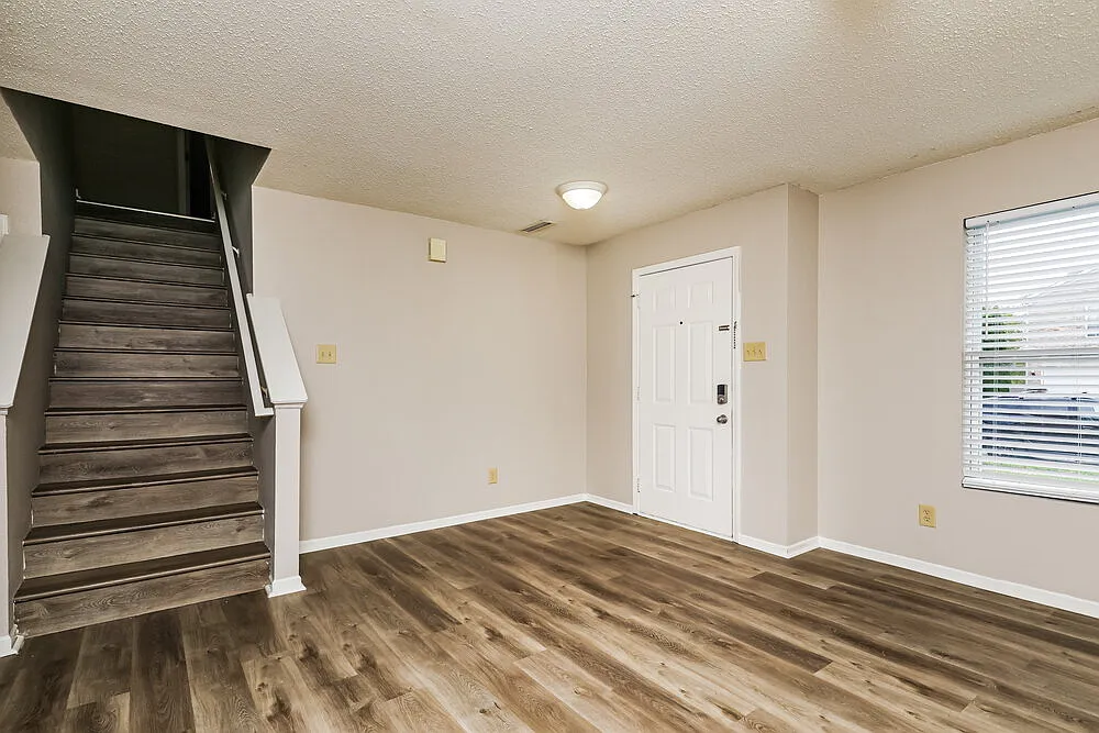 3 bed, 2.5 bath, 2035 sqft, $2,085 — Photo 4