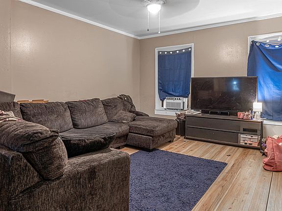 3rd image of 1208 Benton St
