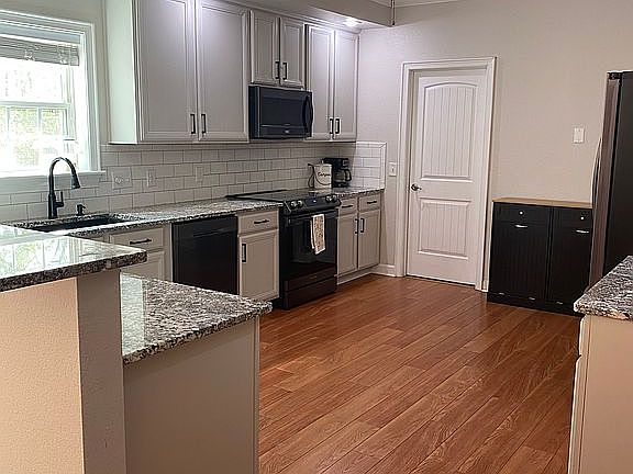 3rd image of 131 Baybreeze Dr