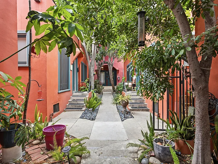 View of the courtyard of the bungalow apartment
