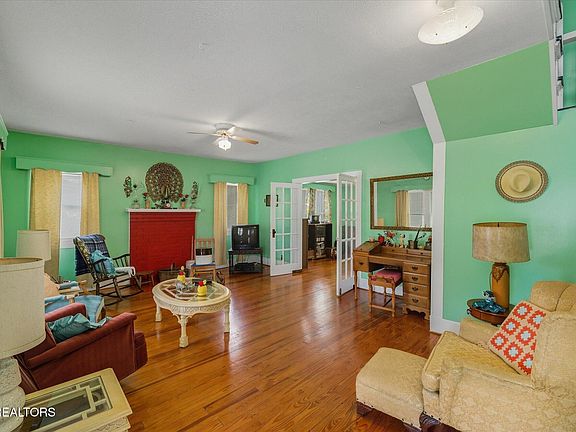 5th image of 305 Church St