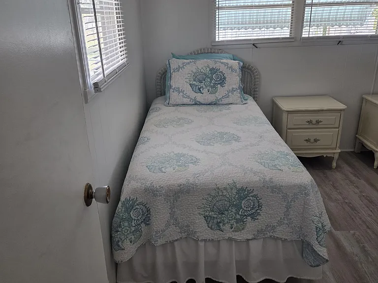 300 Pinewood Ave — Photo 18