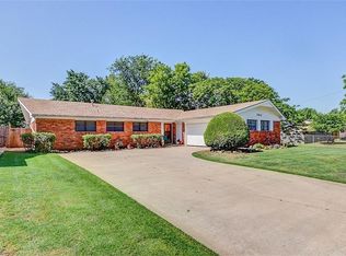 302 NE 18th St, Moore, OK 73160