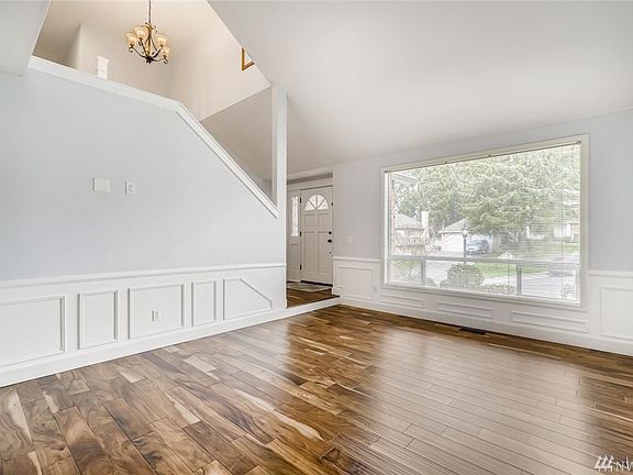 Light and bright, the shadowboxing really stands out!