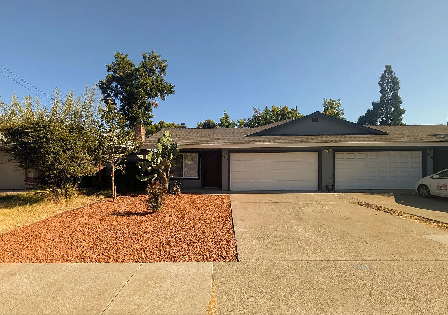 Beautifully Remodeled 2bd / 1bth Duplex W/ 2 Car Garage! — Photo 3