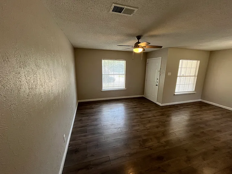2301 Proctor St — Photo 4