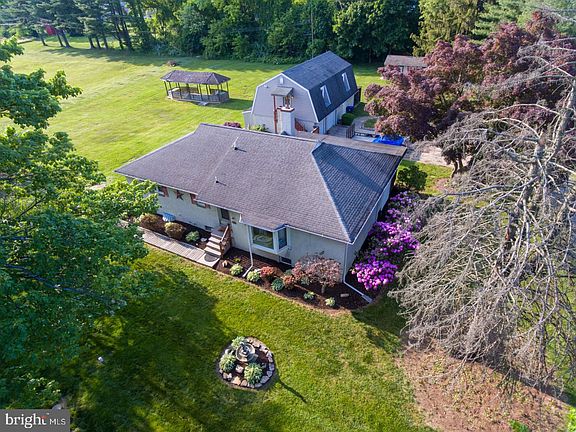 3rd image of 61 Wagner Ln