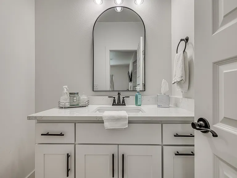 1640 N Leverett Ave — Photo 24