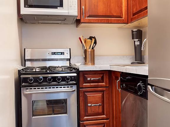 4th image of 112 W 72nd St APT 11E