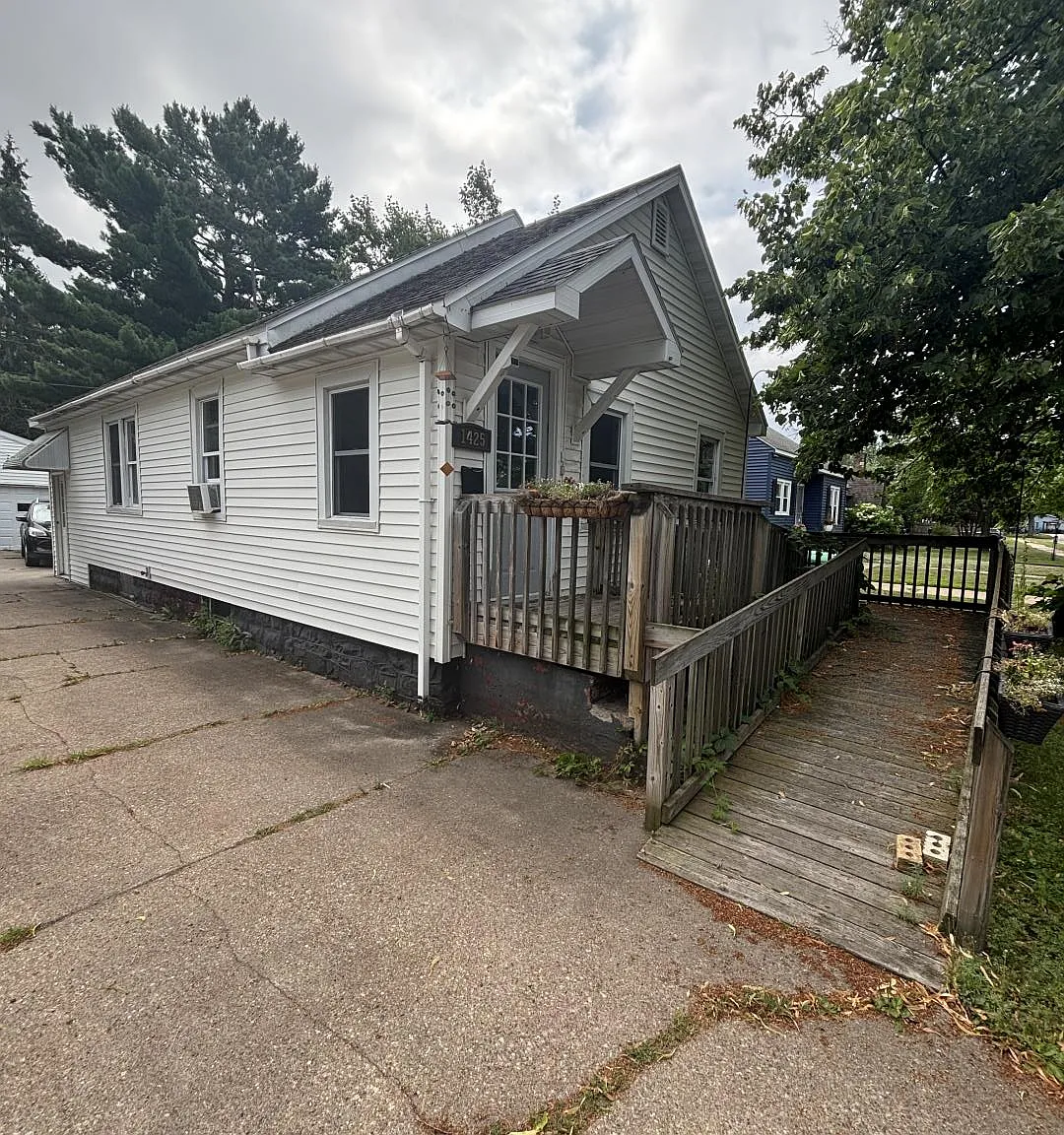 3 bed, 1150 sqft, $1,375 — Photo 2