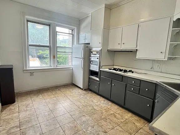 3rd image of 124 Mallory Ave #2AE