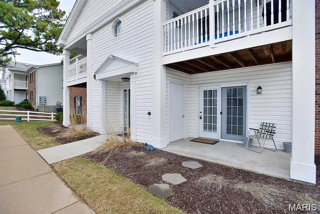 2 bed, 2.0 bath, 868 sqft, $1,350 — Photo 2
