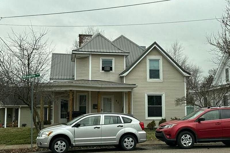 1st image of 401 Maple St