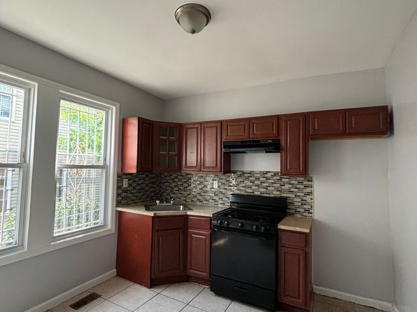 641 15th Ave APT 1R