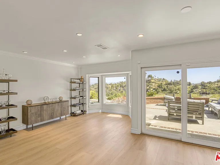 3970 Ellenita Ave — Photo 15