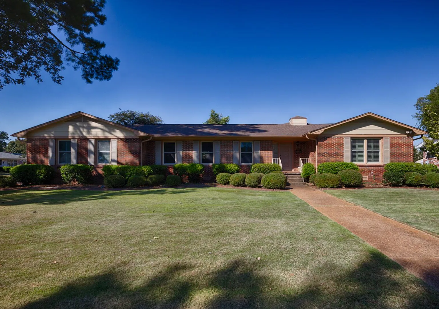 Your Dream Home Awaits in Huntsville's Medical District! — Photo 2