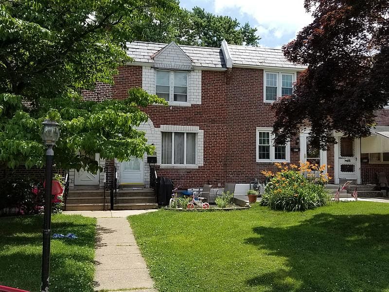 2nd image of 827 Crescent Dr