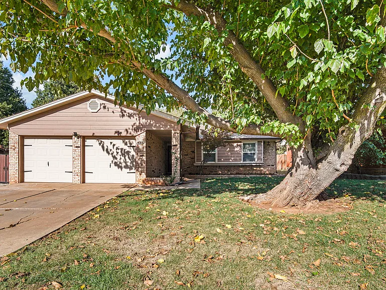625 Hawthorne Pl — Photo 2