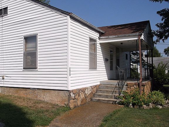 3rd image of 2825 NE Fairview St
