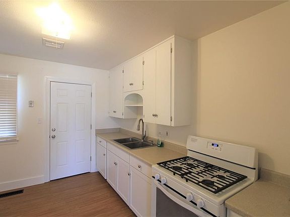 5th image of 3925 SE 22nd St