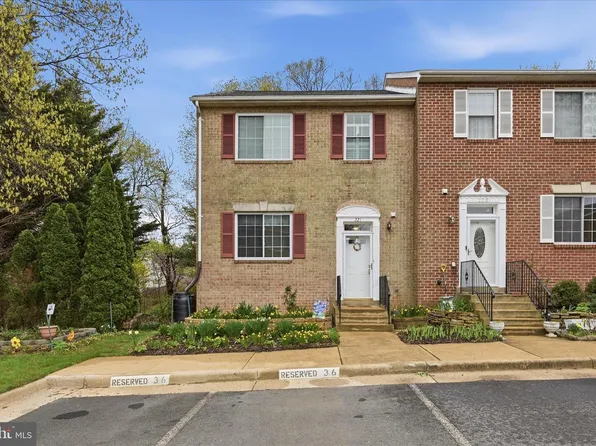 221 Beacon Dr, Sterling, VA 20164