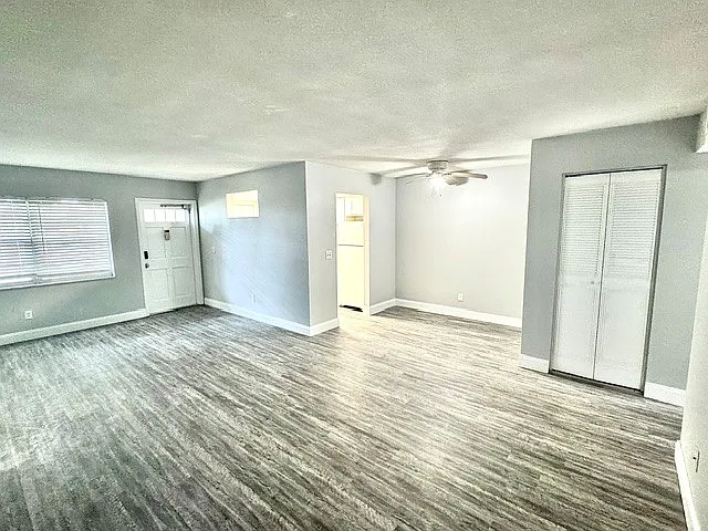 Devon Manor Apartments — Photo 23