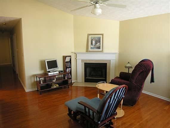2nd image of 207 Strawberry Ct