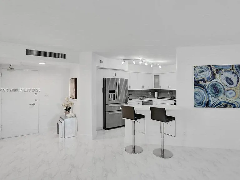 5161 Collins Ave #412 — Photo 2